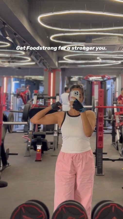 Instagram post by @vaibhaviraghav for foodstrong. Caption reads: [...] workout, I need a protein boost. 
Foodstrong....