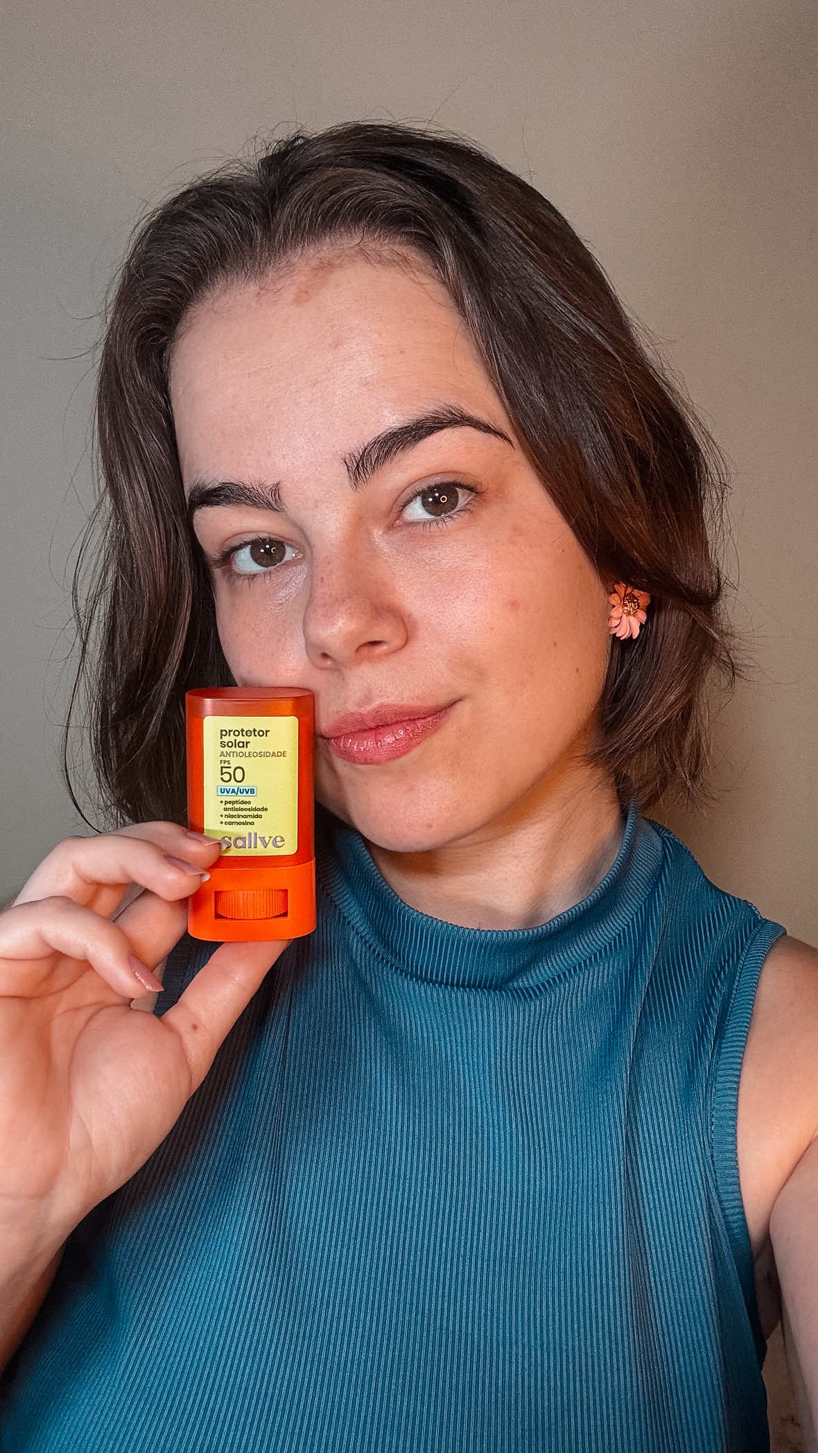 TikTok post by @lailanachtigall for sallve. Caption reads: [...] Solar Bastão Antioleosidade FPS50 @sallve....