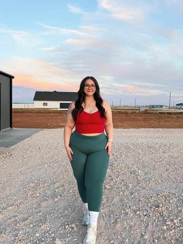 Instagram post by @kims.weightloss_journey for Buffbunny Collection. Caption reads: Santa’s favorite runner🏃🏻‍♀️❤️

Christmas....