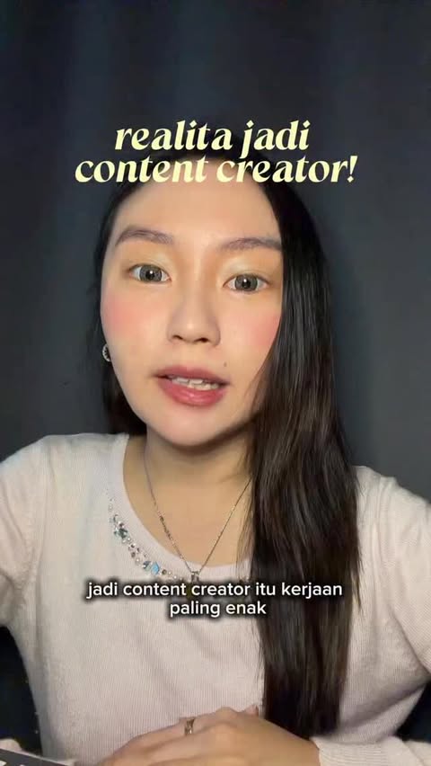 Instagram post by @ooooo.liv for Pippit. Caption reads: [...] wajib mulai pakai AI tools kayak....