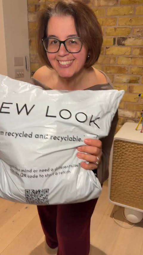 Instagram post by @whoisthatlondonmum for New Look. Caption reads: Size 16 in the Houseeee 🙌👌 @newlook newness -....