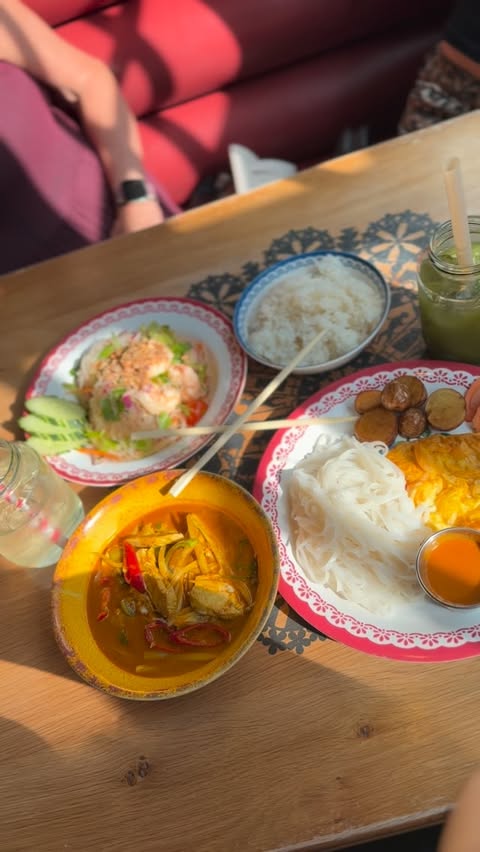 Instagram post by @myworkingmamalife for Rosa's Thai. Caption reads: [...] tummies and plenty of laughs! 🥰 AD.....
