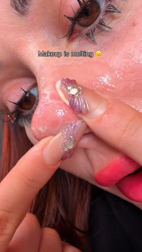 Instagram post by @thelipstickgirly for Maxclinic. Caption reads: [...] is how to remove your makeup 😌anzeige....