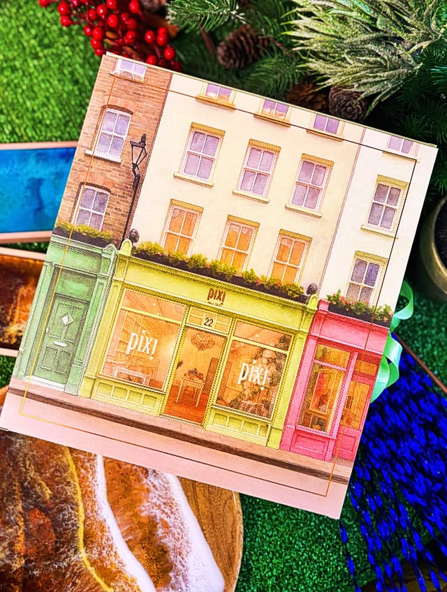 Instagram post by @w_majestacie_barw for Pixi Beauty. Caption reads: [...] zawartość Boxa Galerii Sław Pixi Beauty,....