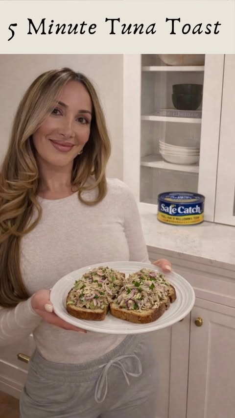 Instagram post by @simplyhealthymama for Safe Catch. Caption reads: [...] protein-packed lunch made with....