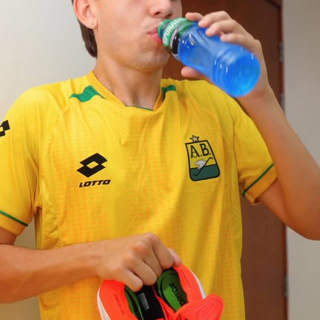 Instagram post by @eljuandiduque for Sporade Colombia. Caption reads: Tengo a otra😂😅 Etiqueta a un amig@👇🏻....
