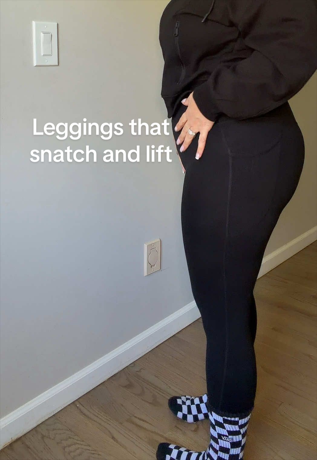 TikTok post by @frankieclover for SIINSIIN.US. Caption reads: [...] my most flattering leggings I own.....