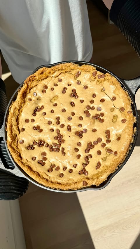 Instagram post by @elliotts.kitchen for Bob's Red Mill. Caption reads: [...] Skillet Cookie recipe but we used....