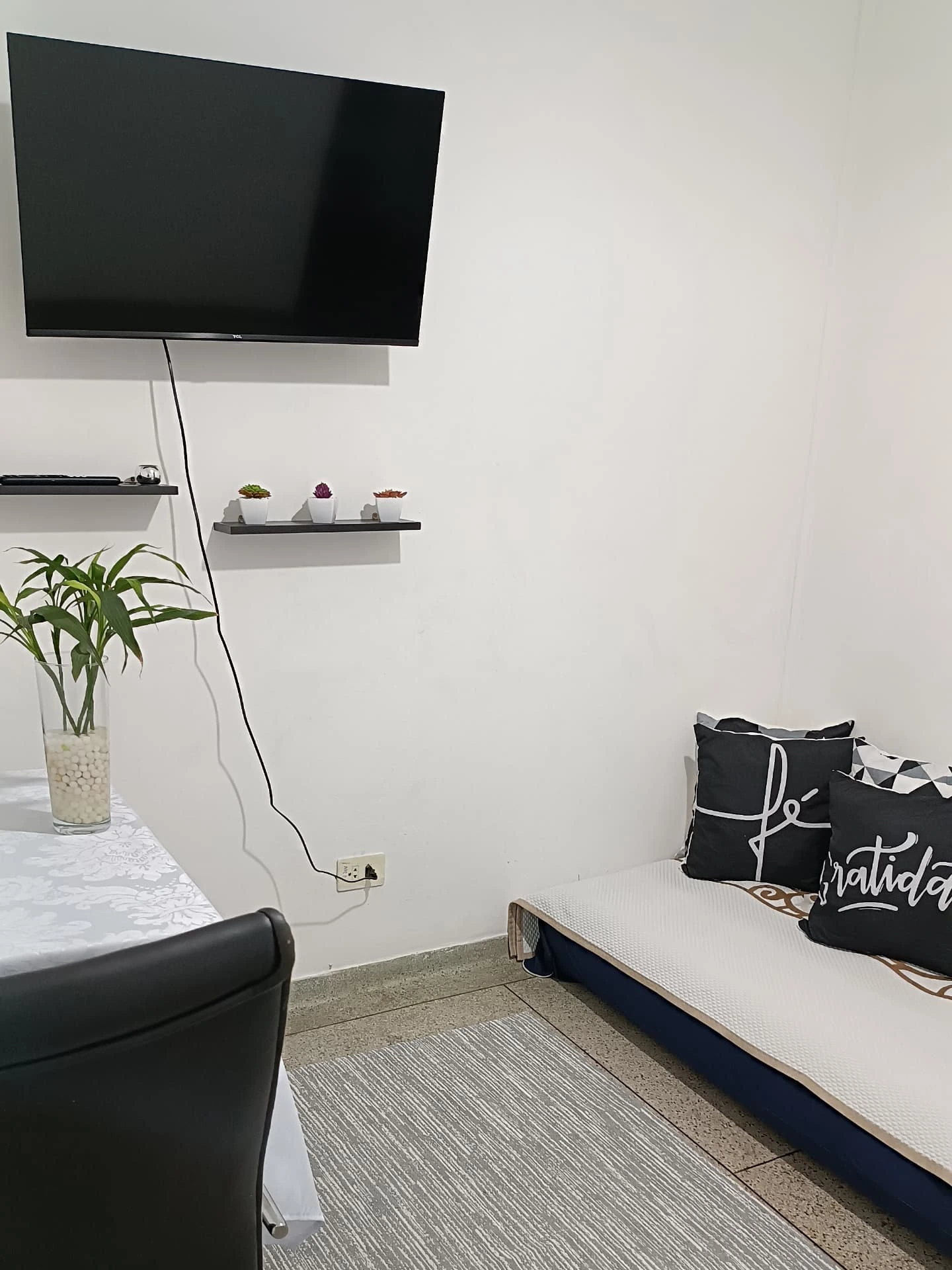 Instagram post by @_luciana_lemes for UAUIngleza. Caption reads: Bom dia 🌷🥰 
Passando pra desejar um ótimo dia,....