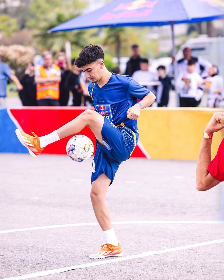 Instagram post by @samettkocabas for Red Bull Türkiye. Caption reads: Sokak futbolu kurallarını unuttum 🥲
•
•
....