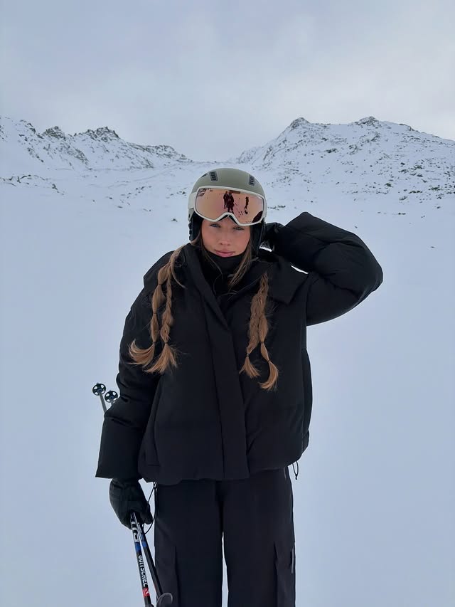 Instagram post by @pernilledosvik for BIOTHERM. Caption reads: [...] fra Val Thorens med beste @biotherm 🎥🏔️....
