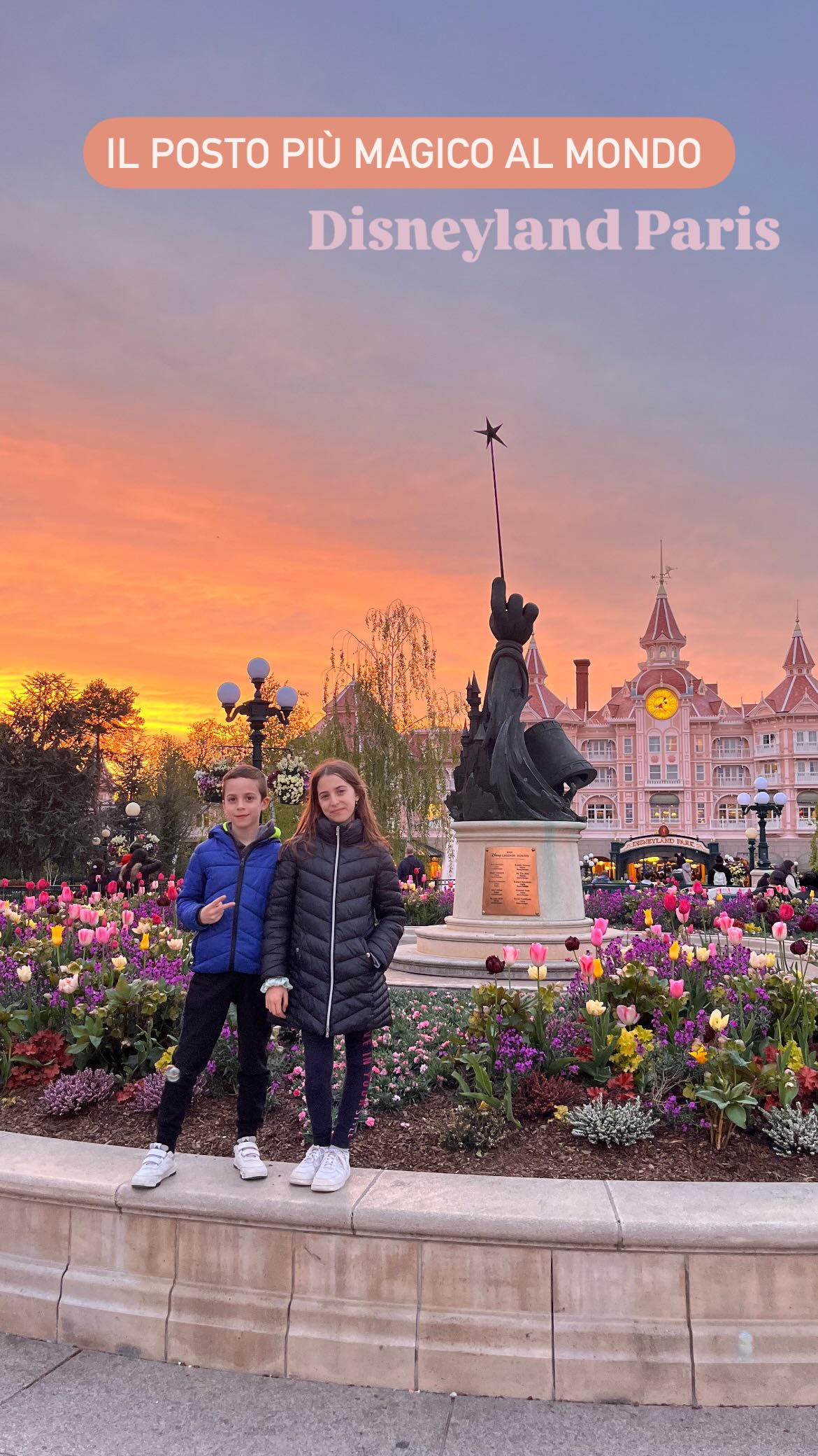 Instagram post by @familyplanet_ita for Disneyland Paris. Caption reads: ✨ Una di quelle esperienze da fare almeno una....