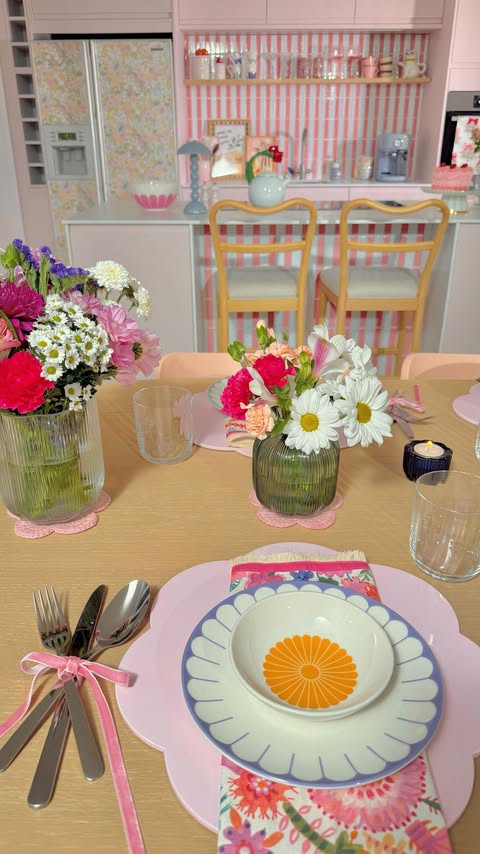 Instagram post by @homewithhelenandco for Villeroy & Boch. Caption reads: [...] floral era, inspired by my favourite....