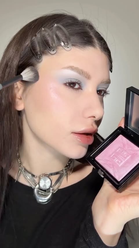 Instagram post by @seydaerdogan for Alix Avien. Caption reads: [...] Alpha Duo palette & ürün numunesi🔍 Alix....