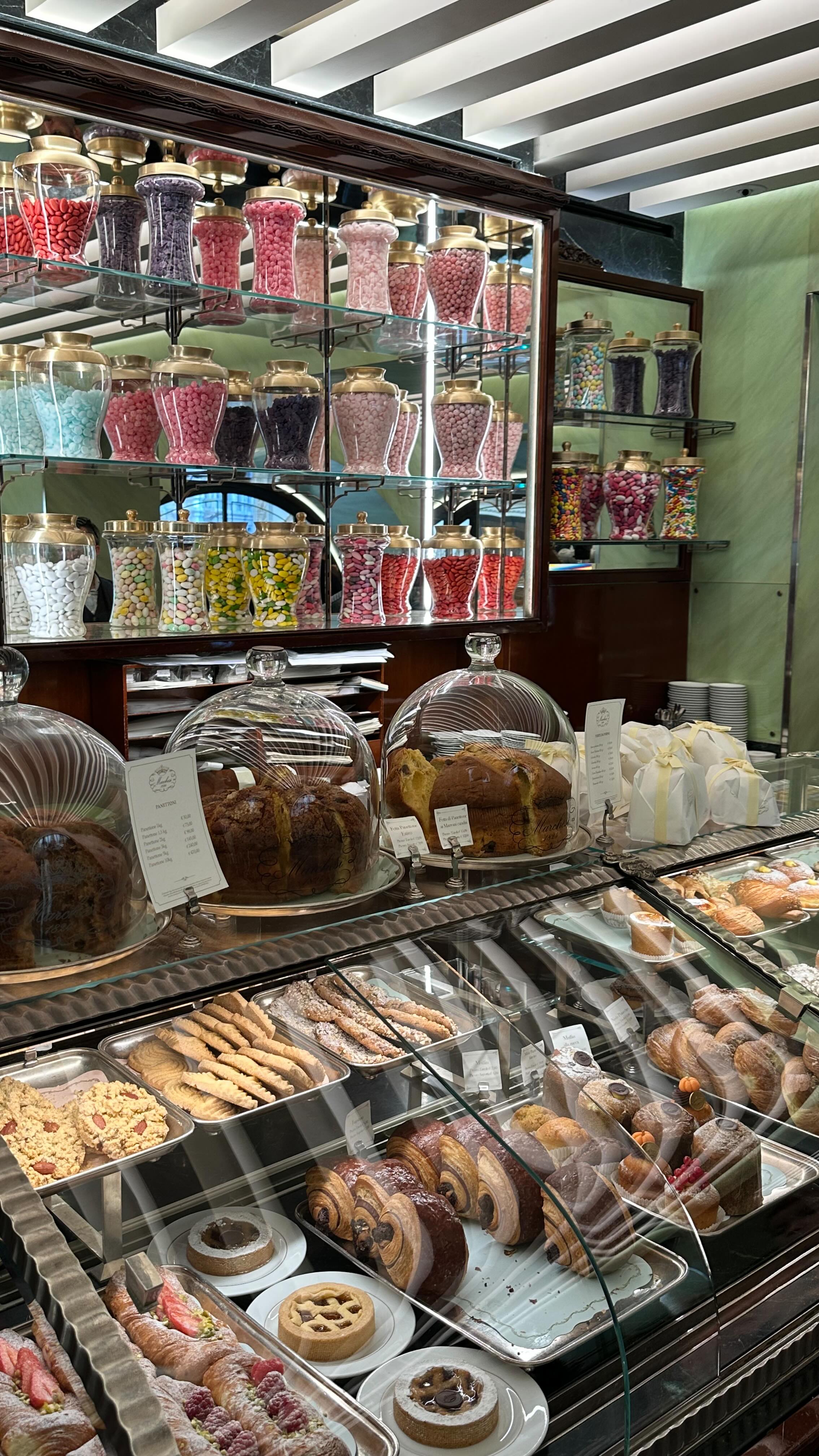 Instagram post by @skinlosophy.hr for Pharmaceris. Caption reads: [...] pore ili komedone 🫶

Ove jeseni koristim....