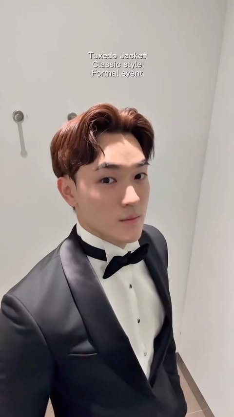 Instagram post by @hongkiiiiii for Marks and Spencer. Caption reads: Which one should I wear to the Christmas dinner?....