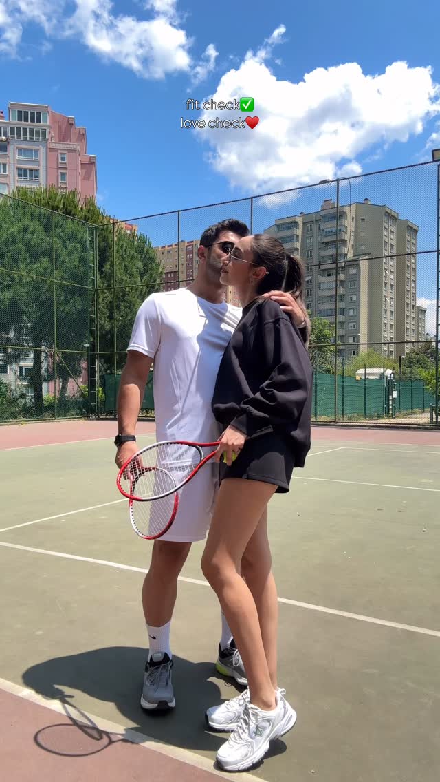 Instagram post by @buseesahin for Oysho. Caption reads: birileri tenis için gelmiş ama belli ki o ben....