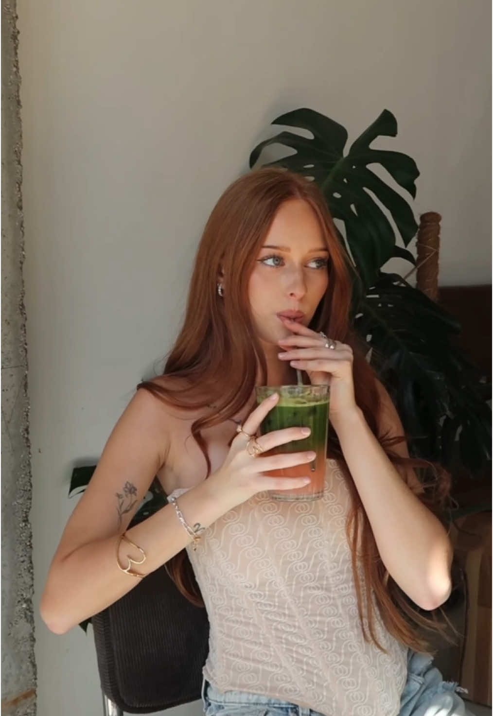 TikTok post by @zuzia_malinowska for Pandora. Caption reads: Dla mnie biżuteria to NIEODŁĄCZNY element outfitu,....