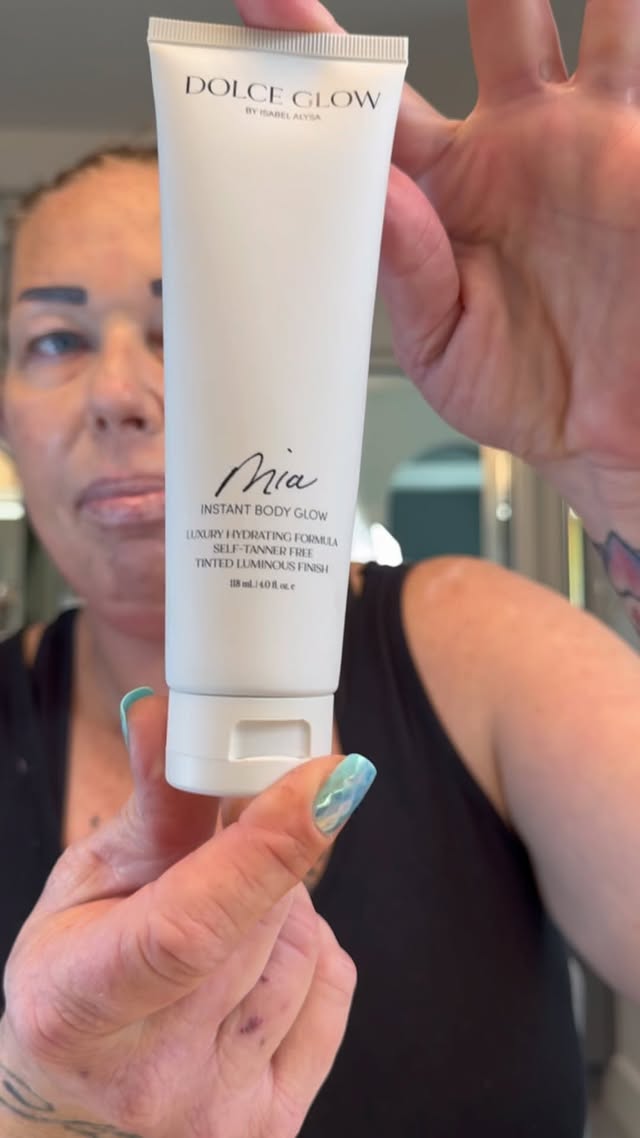 Instagram post by @just_janci for DOLCE GLOW. Caption reads: |𝘼𝘿| @dolceglow 𝐖𝐡𝐲 𝐈 𝐚𝐦 𝐋𝐨𝐯𝐢𝐧𝐠....