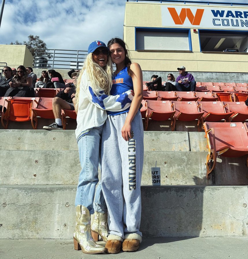 Instagram post by @obsessedandyouneedit for Dingo 1969. Caption reads: gold boots + wings in the sky= another one!

so....