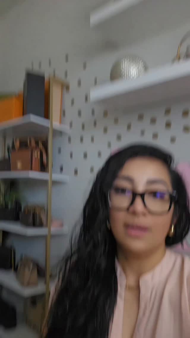 Instagram post by @themomlifevlogs for Readingeggs. Caption reads: Comment "Reading Eggs" for the link to try it with....