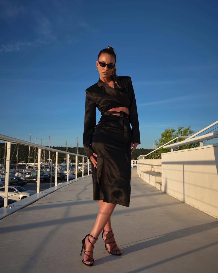 Instagram post by @miss_bonnie_z for SILK MAISON. Caption reads: [...] much wearing beautiful silk clothes....
