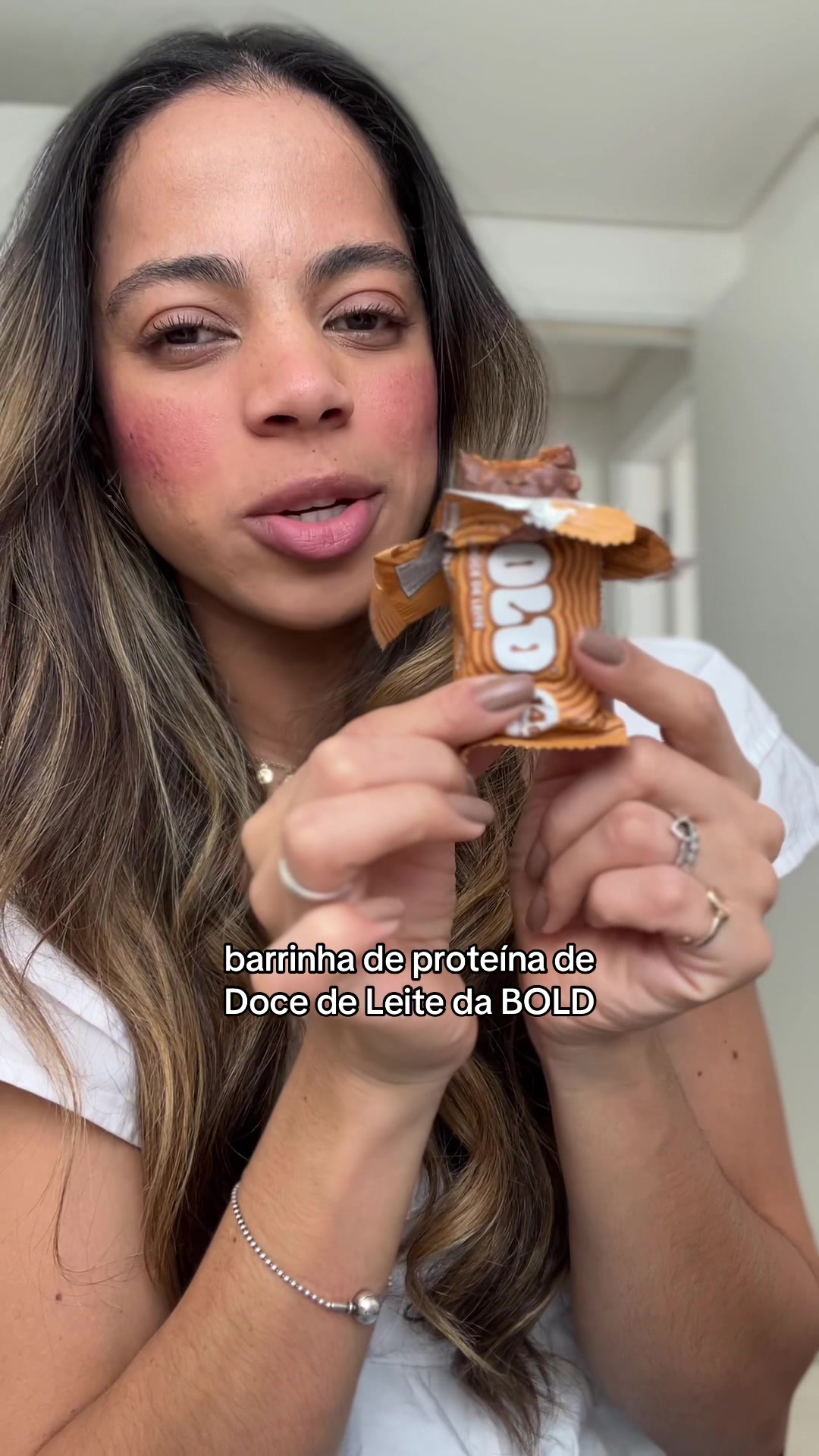 TikTok post by @ellenventuralima for BOLD SNACKS. Caption reads: @BOLD SNACKS, que barrinha mais saborosa, [...].
