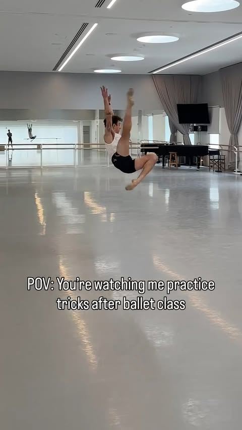 Instagram post by @marcusmorelli for 2XU. Caption reads: [...] hope you’ve got your tickets!🕺🏽 Wearing....