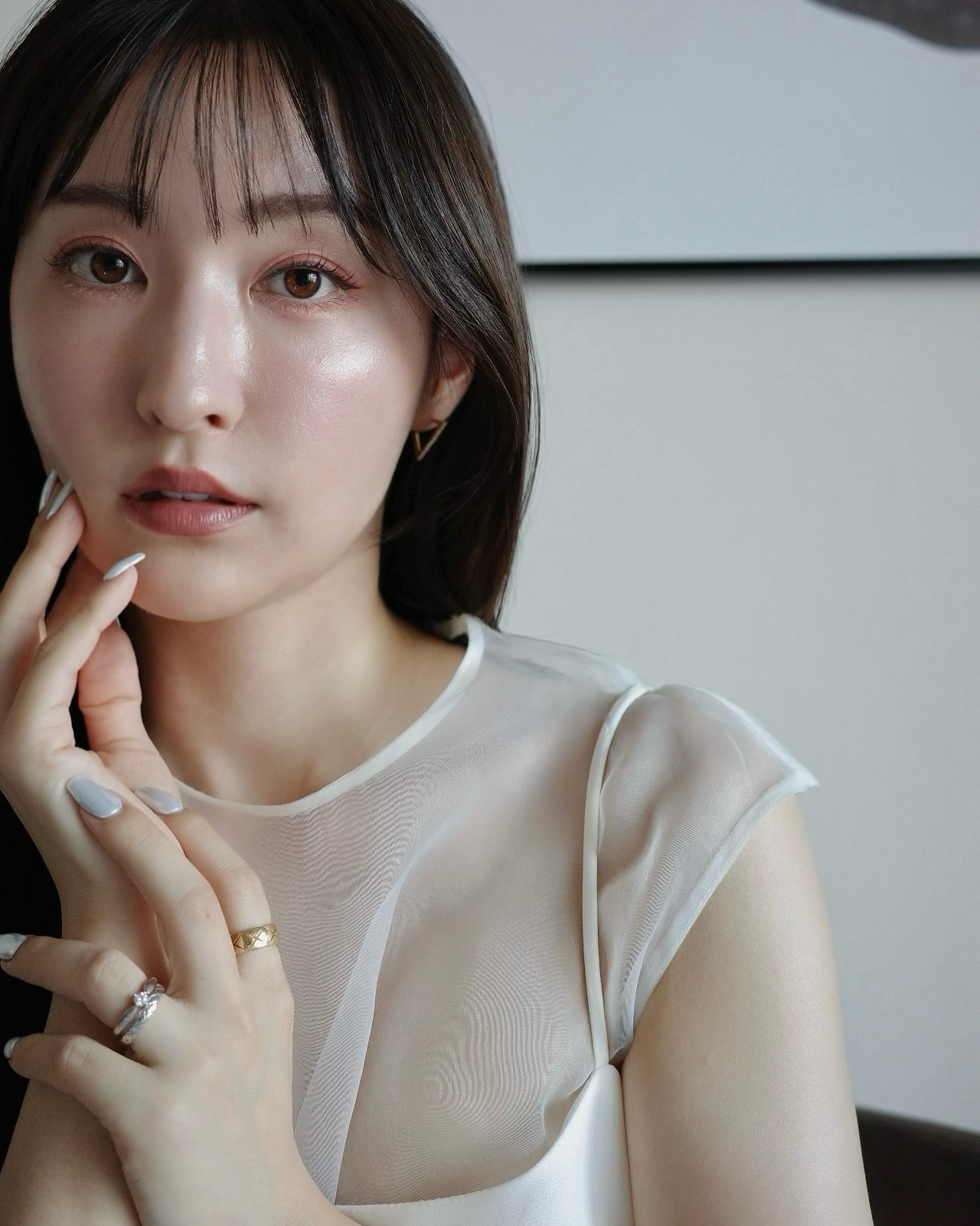 Instagram post by @yuumikono125 for KANEBO. Caption reads: 唇が濃いめカラーなときは、
肌は頑張りすぎて見えない素肌感が大事！

この時のファンデはKANEBO....