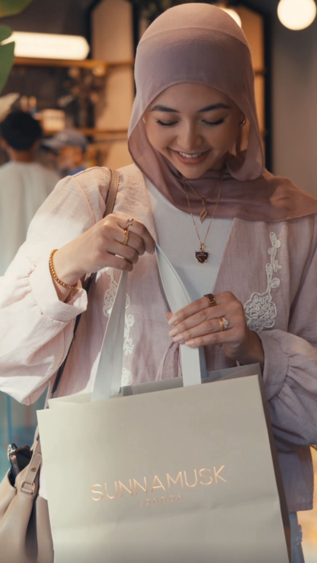 Instagram post by @nurlitadanielle for SUNNAMUSK. Caption reads: [...] and I’ve found the perfect gifts ✨....