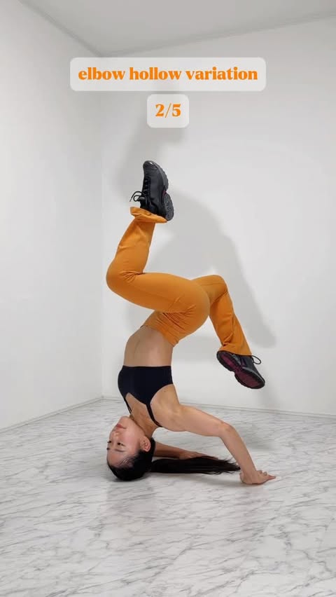 Instagram post by @sunsu.saya for Nike. Caption reads: [...] variation🧡🤍

肘ハローのバリエーション !!

Wear @nike....