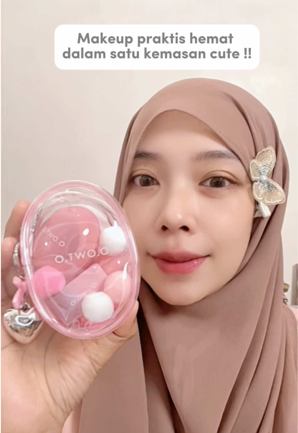 TikTok post by @nova.ario for OTWOO Indonesia. Caption reads: set makeup yg cute, hemat & praktis 🫶🏻🎀....